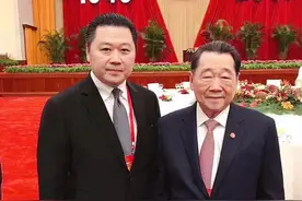 家族“霸屏”泰国富豪榜，29岁成为集团领导人，谢国民的滚烫人生图片