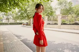 李沁的长腿真占便宜，别人穿套装裙像上班，她却穿出高级感还显高图片