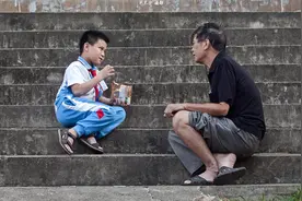 “一直蹭饭不害臊吗？”姥爷故意逗外孙，娃的回应却戳中他的痛处图片
