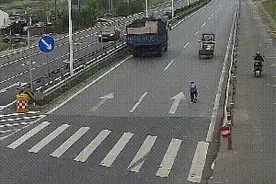惊颜！5岁男孩马路“飙车”，蜀黍迅速上去一把抱下图片