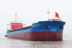 14000吨特定航线江海直达散货船顺利下水图片