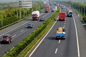 高速路上的“问号灯泡”啥意思？走错扣3分，车主需要早点了解图片