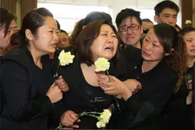 20岁消防员不幸牺牲，42岁英雄母亲尝试5次试管，4年后终迎来一女图片