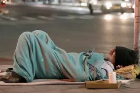 60岁退休阿姨痴迷30岁流浪汉，供吃供穿，结婚3个月上节目闹离婚图片