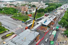 快速化改造！国道324线磊广跨线桥今天顺利合龙，预计7月中旬具备通车条件图片
