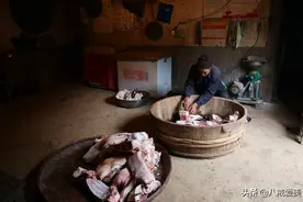67岁单身男子独居秦岭深山，一生勤劳，家有吃不完的肉喝不完的酒图片