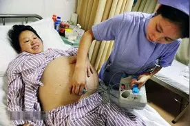 孕妇怀孕3个月肚子出奇的大，跑了3家医院，医生都说不敢接生图片