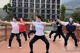 宅家也能强身健体，国家卫健委推荐的养生八段锦练起来！图片
