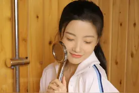 单马尾少女白皙肌肤，清纯可爱迷人图片