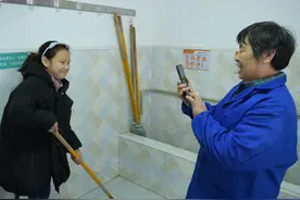 “劳动小达人非她们莫属”，清洁工的一句表扬，让两小学生再也不逃课了图片
