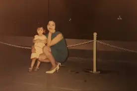 毛晓彤母亲旧照曝光，卷发配红唇不输女明星，离婚后独自抚养女儿图片