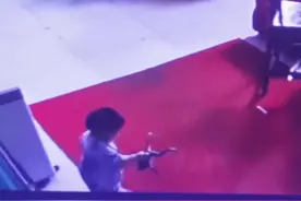 北京一萌娃徒手抓大牛蛙给客人“上菜”，男子被吓得瞬间起身逃开图片