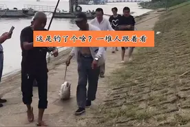 开心！九江大爷钓起罕见的长江水老虎，网友：大爷你违法了知道吗图片