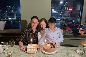 李嘉欣晒全家福，与老公同框似两代人，10岁儿子高大帅气依偎在怀图片