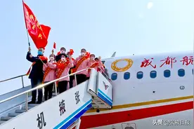甘肃张掖：市民兴高采烈喜迎英雄回家图片