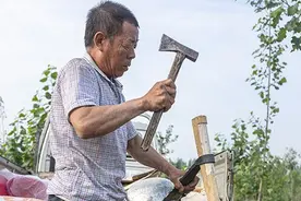赶集买镐的故事图片