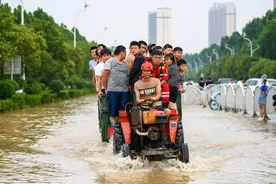 直击郑州白沙镇救援进行时：拖拉机、铲车、橡皮艇等出动，往小区运送水、方便面、面包等急缺物资图片