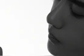 王一博香奈儿蔚蓝香水代言，西装+湿发出镜，清冷矜贵散发荷尔蒙图片