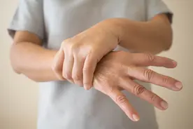 生活中不受控制的手抖小心是特发性震颤图片