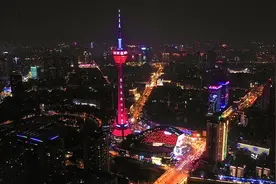 世界献血者日 成都地标339电视塔上演灯光秀 致敬献血者图片