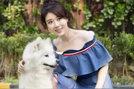 颜丹晨年纪越大越漂亮，穿露肩连衣裙优雅知性，又轻松美出圈了图片