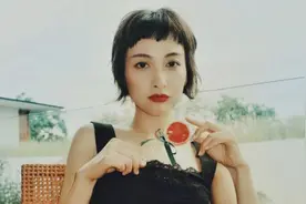 吴昕成团宠？黄色短袖+格子短裙超减龄，看来要预定成团位了图片