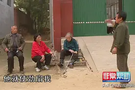 大伯哥打了弟媳妇，弟弟就不再管老人了，全村人都在看笑话图片