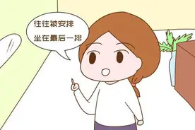 孩子上学坐最后一排，宝妈很焦虑，老师回复很扎心图片
