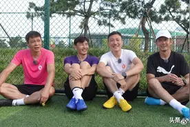 范志毅晒合影，国足四大名宿齐出镜，感叹：老友相聚，岁月啊图片