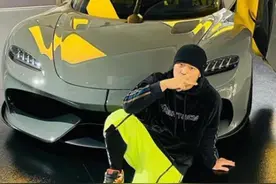 41岁周杰伦晒百万豪车，5岁女儿罕露面，坐后座气质超像昆凌图片