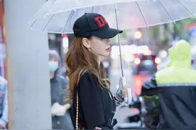 看了戚薇造型就知道，下雨天也要一如既往的美，白色雨伞相当加分图片