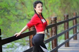 53岁大妈健身20年，身材曼妙堪比“少女”，保持冻龄有妙招图片
