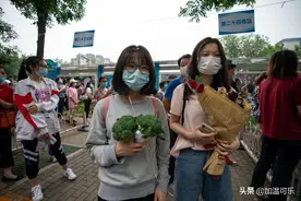 2020北京最后一天高考落幕 女孩手持西兰花接考生很另类图片