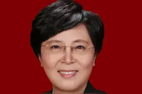 清华女神到护国女将军，54岁黑发变白发，全国都为她湿了眼眶…图片