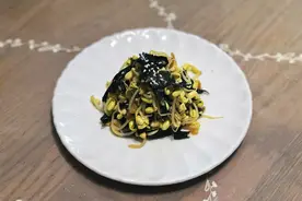 韩式小凉菜清脆爽口，与裙带芽搭配，很素的一道菜，有了海的味道图片