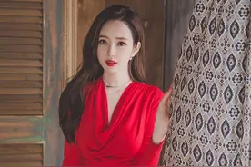 韩国模特，李妍静晚礼裙写真图片