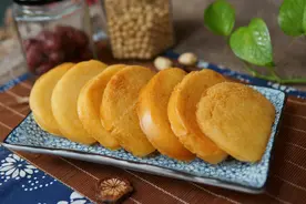 炸馒头片，记住“先蘸后炸”的方法，片片金黄酥香，不会炸糊图片