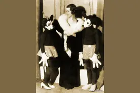 米老鼠刚诞生时真有点儿吓人，来看看100年前他长什么样儿？图片