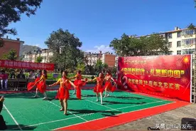 【关注】“歌颂新时代 礼赞新中国”——红古区下窑社区开展献礼新中国成立72周年文艺汇演暨垃圾分类宣传活动图片
