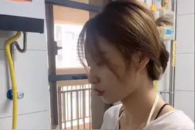女子嫌肉上有油拿洗洁精清洗，老公灵魂发问：你怎么想的呢？图片