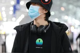 黄子弘凡现身机场，愈发成熟沉稳的少年，连渔夫帽都是爱心形状图片