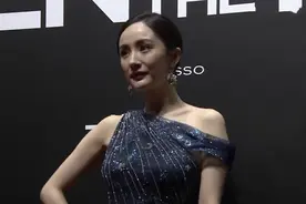 GQ红毯显奇招：杨洋自带六男模，杨幂运动鞋配礼裙，谭松韵找兜图片