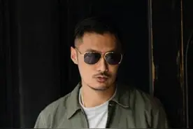 看陈冠希、余文乐我发现：真正有气质的人，很少穿大背心，学到了图片