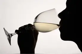 郑州的老王，每天坚持“喝二两”，现在咋样了？图片