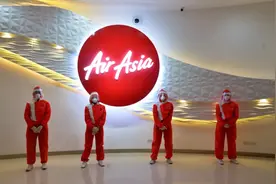 亚航推出全新空乘制服，网友：我不敢坐飞机了图片