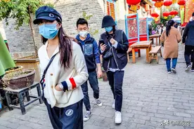 学生不开学：周末在家呆不住，戴着口罩游览5亿元打造的桑园小镇图片