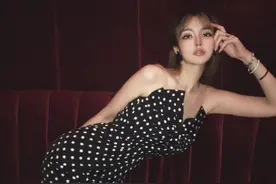 被周扬青给惊艳到了，扎发搭配抹胸连衣裙优雅大气，迷人又撩人图片