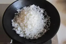 酱油炒饭，米饭先下锅就错啦！难怪粘锅不好吃，大厨：这样做才对图片