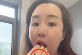 39岁关凌鸽子蛋戒指吸睛！淡妆红裙显圆润，网友：发际线后移了？图片