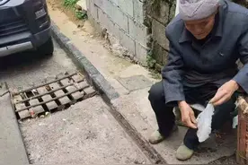 贵州八旬老人街头卖红薯，路人几下抢光，“我们故意买的”图片